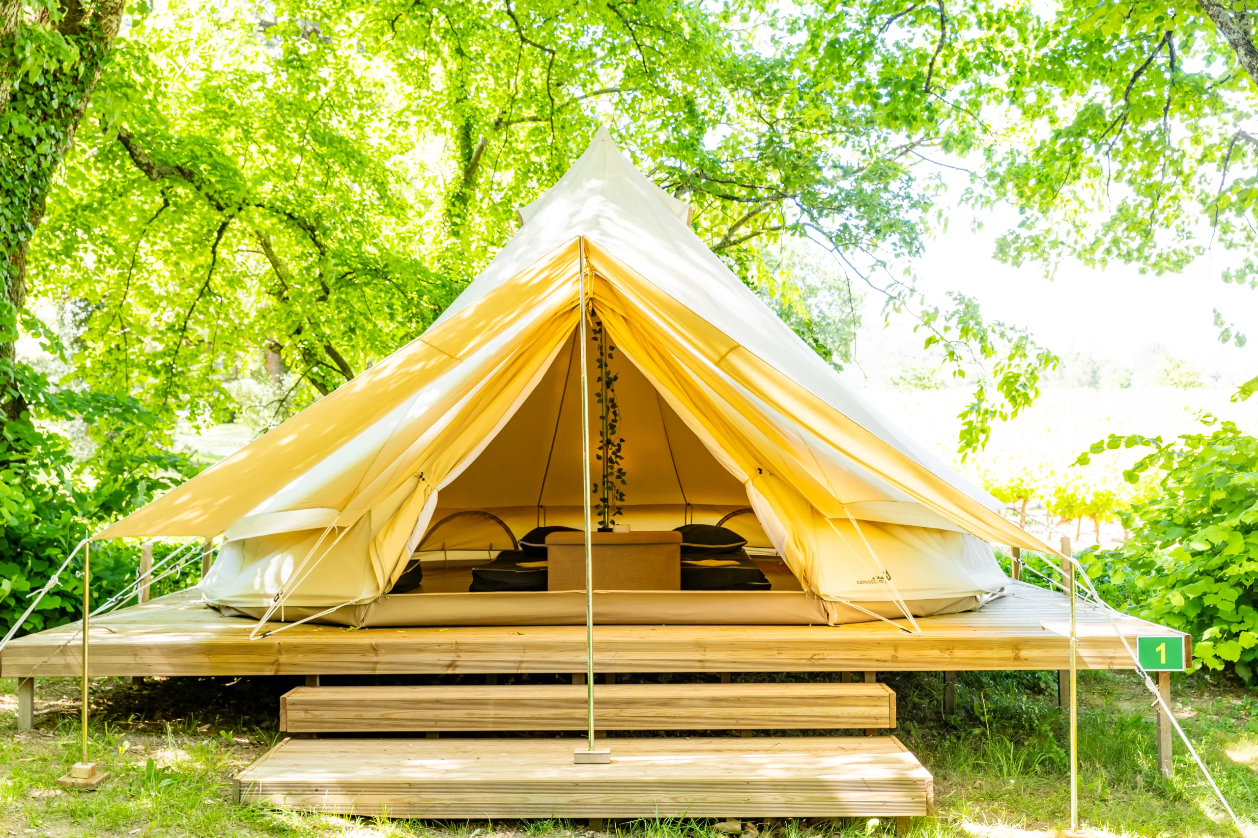 Tente-bell-camping-et-lodges-de-coucouzac
